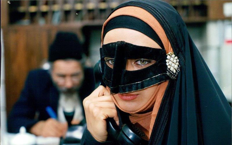 لعیا زنگنه در نقش لیلا با روبند - فیلم تکیه بر باد ۱۳۷۸