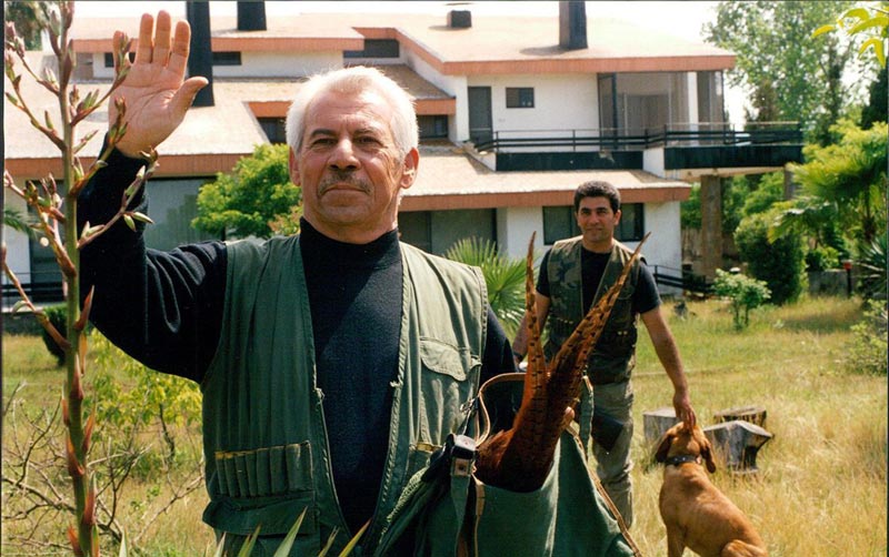 داوود رشیدی در نقش فرجامی (کارخانه‌دار و پدر مرجان) - فیلم تکیه بر باد ۱۳۷۸