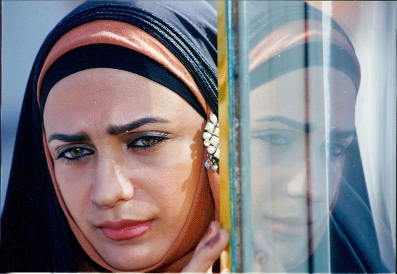 لعیا زنگنه در نقش لیلا (نامزد سینا) - فیلم تکیه بر باد ۱۳۷۸